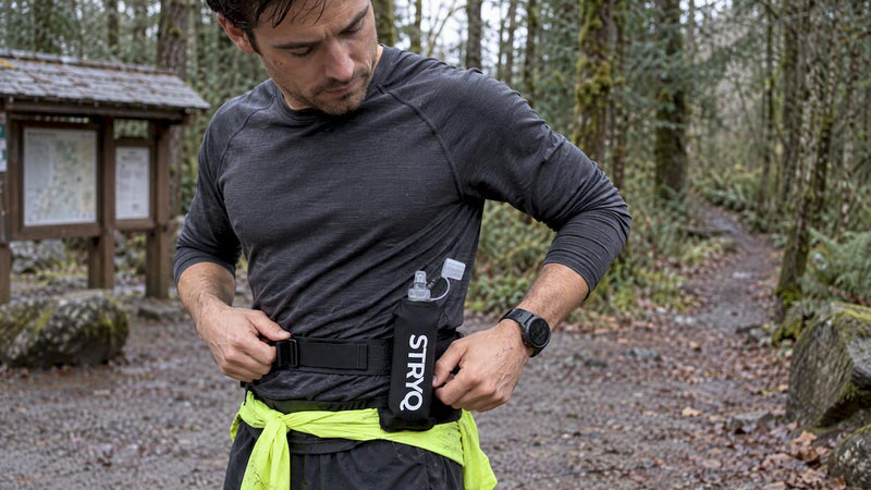 Trail running belt setup: Stop bounce, carry fuel with 500ml flask - STRYQ