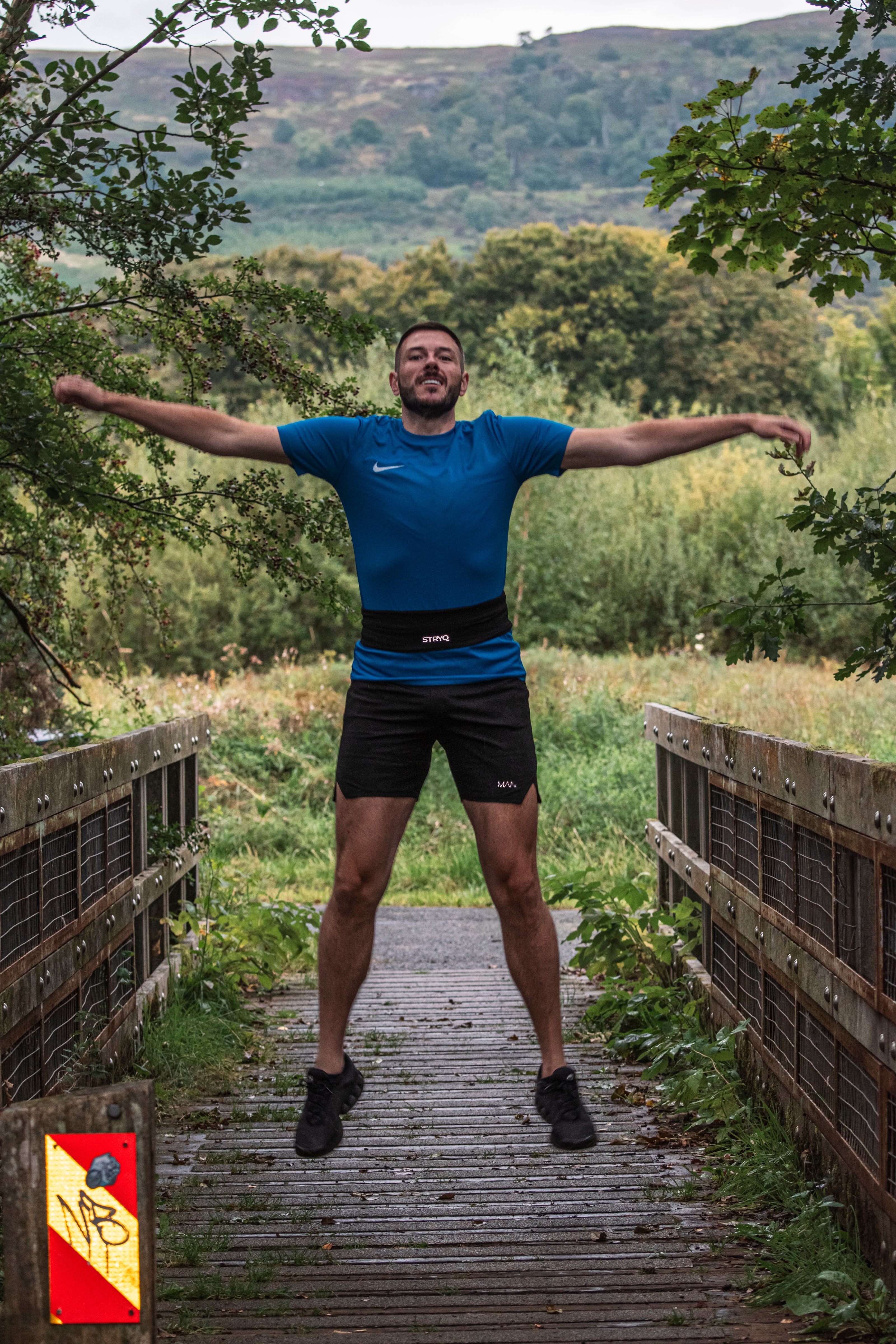 Jumping man wearing the stryq run belt