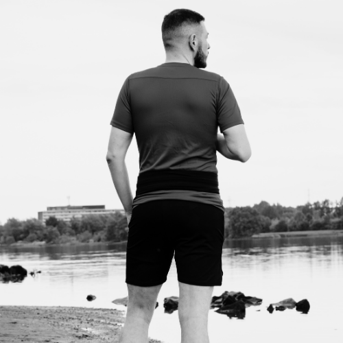 Running belt with low profile waist storage and stretch pockets