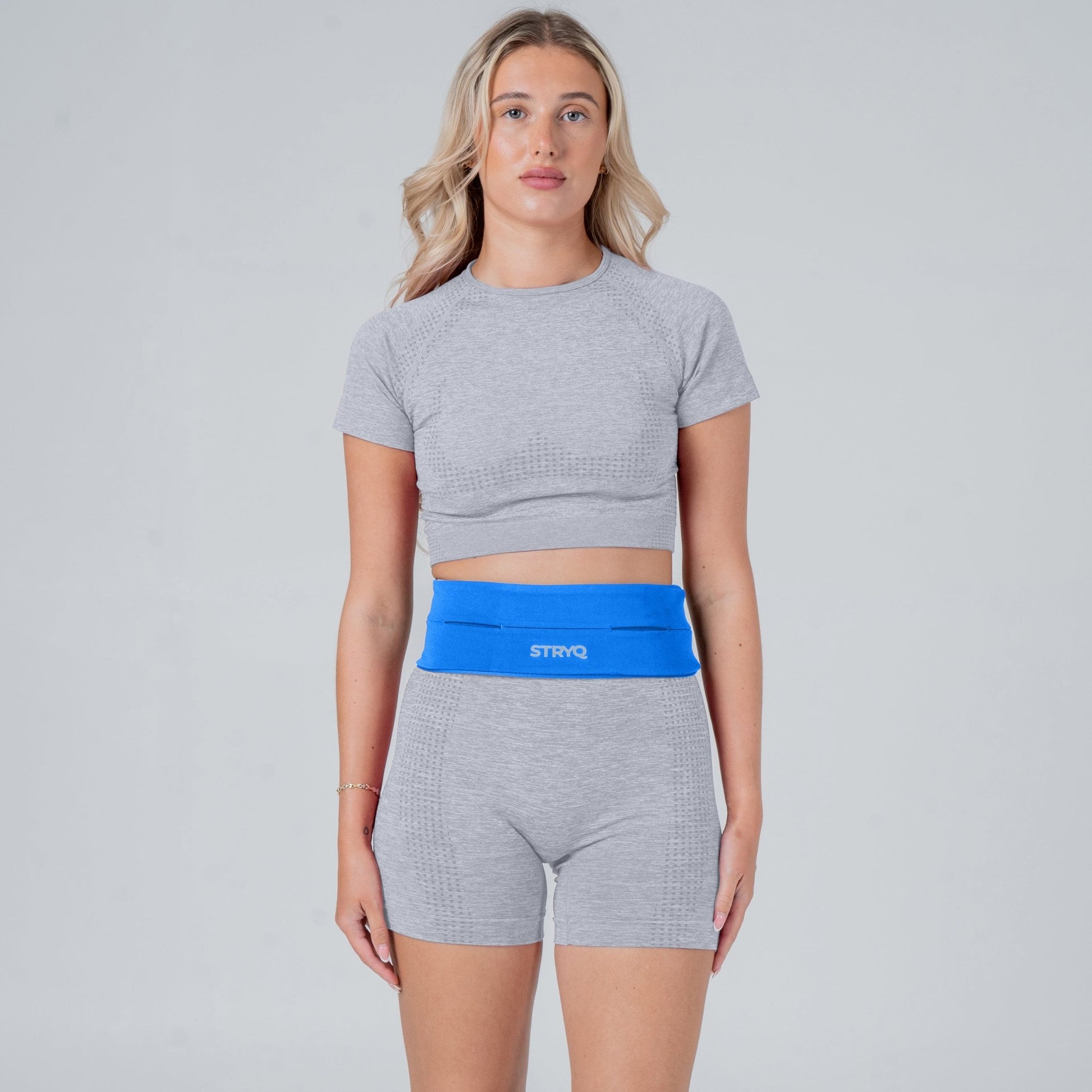 Runner wearing a blue run belt in photoshoot
