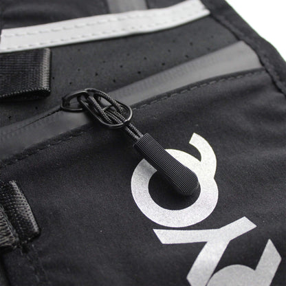 Zip and pockets on the vest